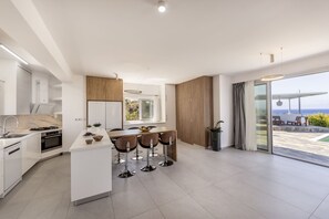 Een koelkast, een microgolfoven, een oven, een vaatwasser