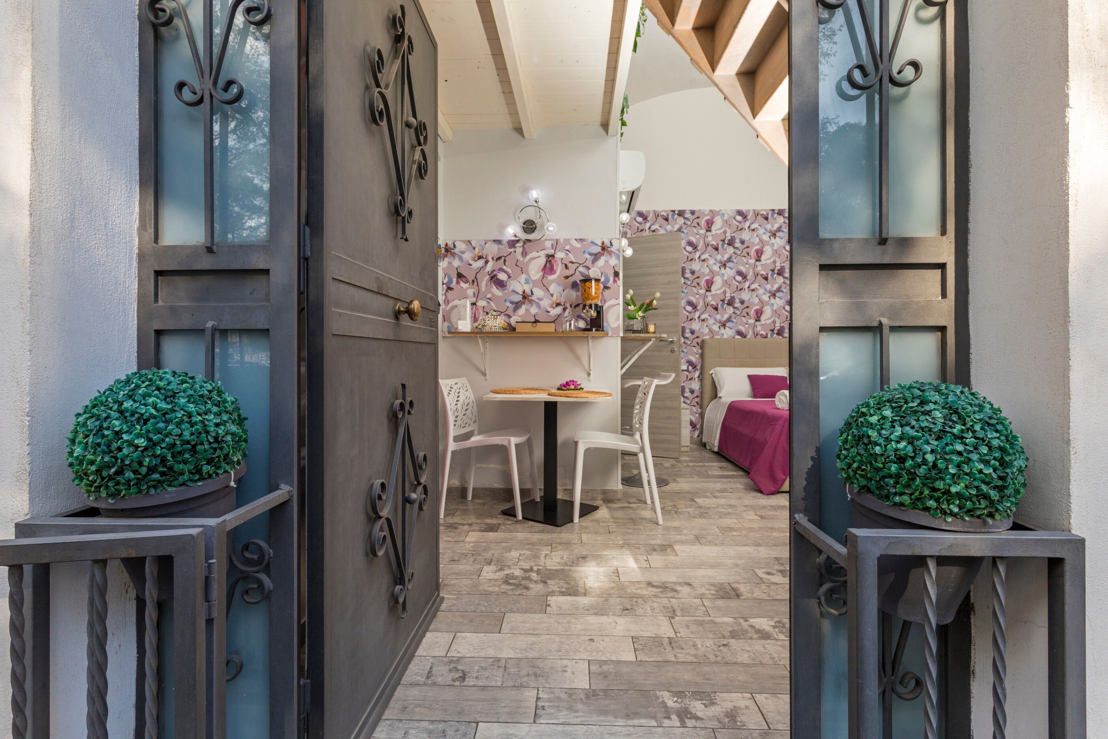 2 habitaciones, escritorio, tabla de planchar con plancha y wifi 