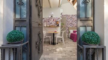 2 habitaciones, escritorio, tabla de planchar con plancha y wifi