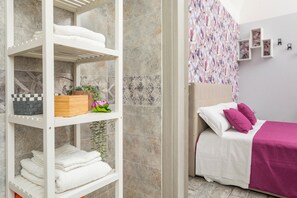 2 bedrooms, desk, iron/ironing board, WiFi