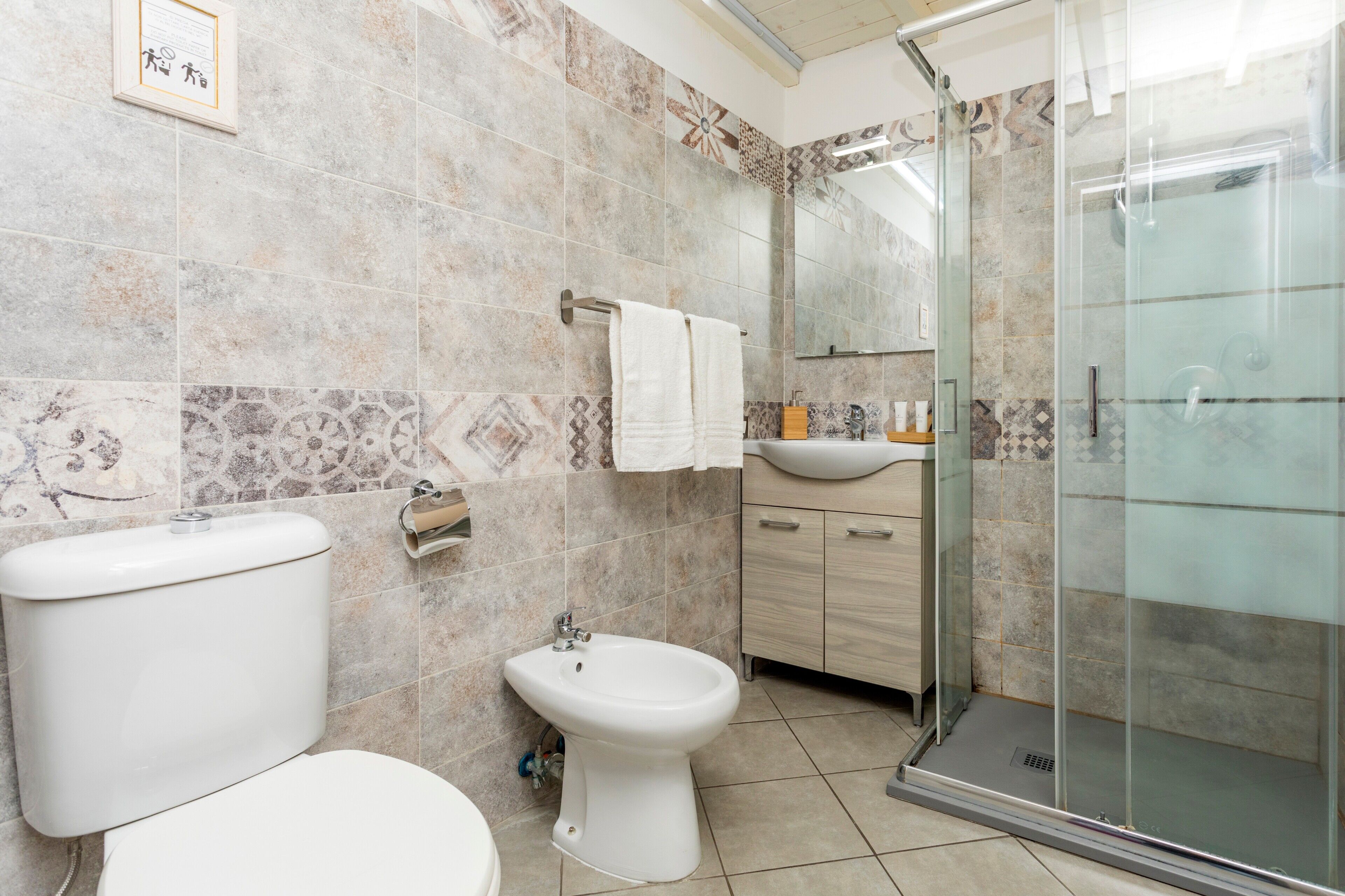 Dusche, kostenlose Toilettenartikel, Haartrockner, Bademäntel