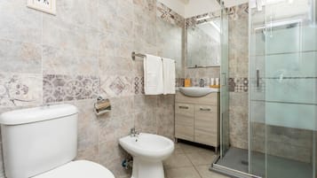 Dusche, kostenlose Toilettenartikel, Haartrockner, Bademäntel