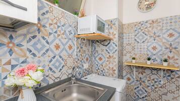 Kühlschrank, Mikrowelle, Herdplatte, Wasserkocher mit Kaffee-/Teezubehör