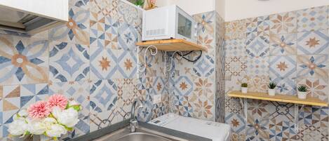 ثلاجة، ميكروويف، موقد طهي مسطح، ماكينة لصنع القهوة/الشاي