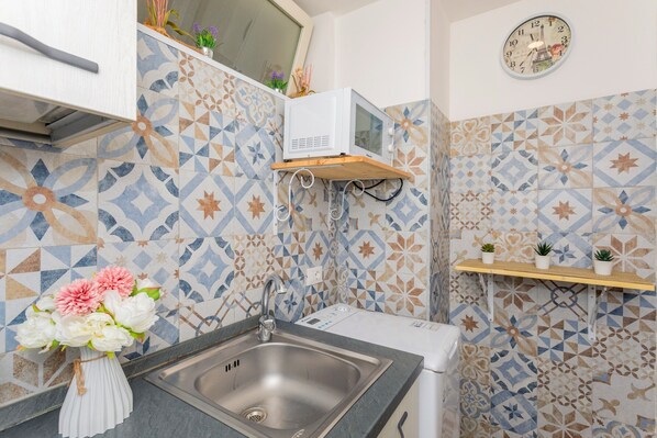 Kühlschrank, Mikrowelle, Herdplatte, Wasserkocher mit Kaffee-/Teezubehör