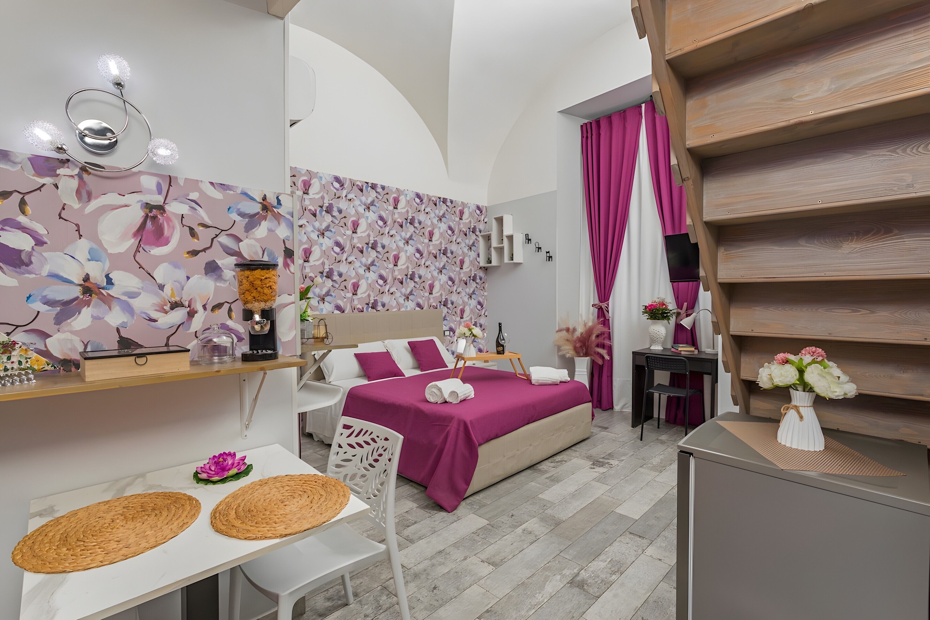 Ein modernes Schlafzimmer mit einem Bett, einem Nachttisch und einem Schreibtisch mit Stuhl.