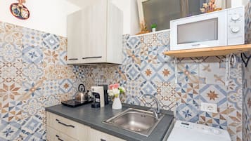 Réfrigérateur, micro-ondes, plaque de cuisson, cafetiÚre/bouilloire