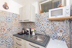 Fridge, microwave, stovetop, coffee/tea maker