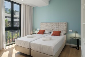 2 bedrooms, iron/ironing board, WiFi, bed sheets - Atlantic Blue 2 - central with garage (Funchal)