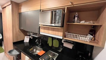 Microondas, horno y placa de cocina