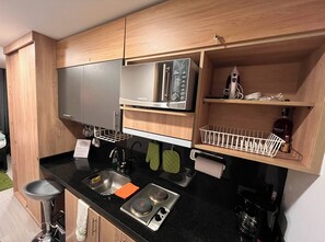 Microondas, horno y placa de cocina