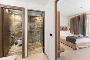 Een strijkplank/strijkijzer, wifi, beddengoed