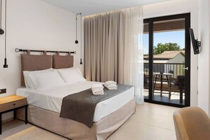 Une chambre d’hôtel moderne dotée d’un grand lit, d’une table de chevet, d’une chaise et d’un balcon avec une table et des chaises.