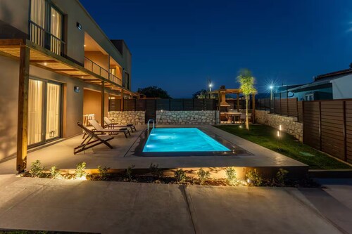 Suite Iris with pool and garden next to Heraklion by Kalles Homes & Suites