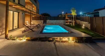Suite Iris with pool and garden next to Heraklion by Kalles Homes & Suites