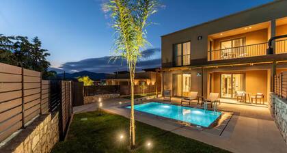 Suite Iris with pool and garden next to Heraklion by Kalles Homes & Suites