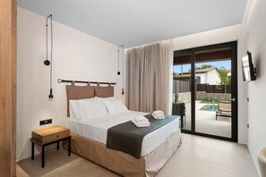 1 soverom, skrivebord, strykejern/-brett og reiseseng for barn