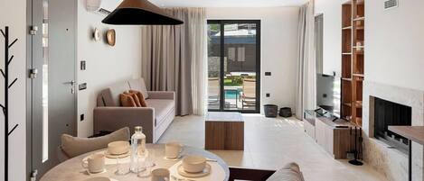 Een smart-tv, een open haard en boeken