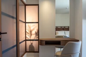 Tabla de planchar con plancha, wifi, ropa de cama