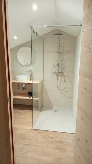 Dusj, hårføner, håndklær og såpe