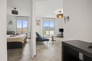 1 bedroom, iron/ironing board, WiFi, bed sheets - "Nid du Merle" Apartment with Lake View, Wi-Fi, and Air Conditioning (Puget-sur-Argens)