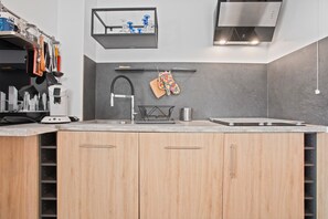 Køleskab, mikrobølgeovn, ovn, kogeplade