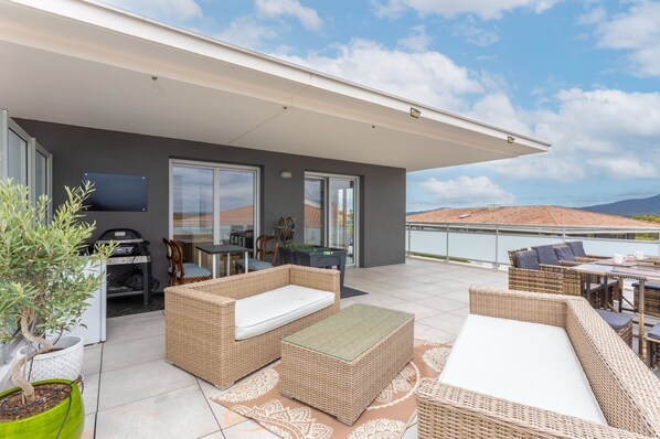 Outdoor dining - "Nid du Merle" Apartment with Lake View, Wi-Fi, and Air Conditioning (Puget-sur-Argens)