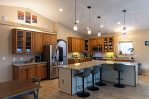 ثلاجة، ميكروويف، فرن، موقد طهي مسطح