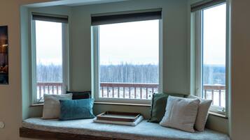 4 bedrooms, desk, iron/ironing board, travel crib