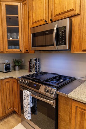 ثلاجة، ميكروويف، فرن، موقد طهي مسطح