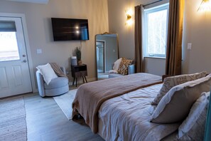 4 bedrooms, desk, iron/ironing board, travel cot