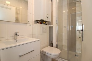 Shower, hair dryer - Kingdom - GreetsielHoliday apartment for 4 persons (Krummhörn)