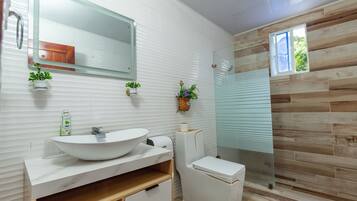 تجهيزات دش، مناشف، صابون، ورق حمّام