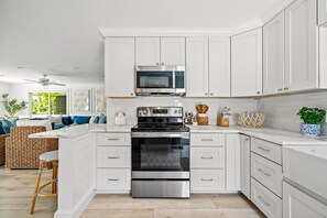 ثلاجة، ميكروويف، فرن، موقد طهي مسطح