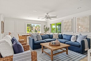 Smart-tv, eldstad och böcker