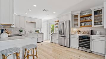 Frigorífic, microones, forn i placa de cuina