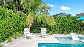 Piscina a l'aire lliure i piscina climatitzada