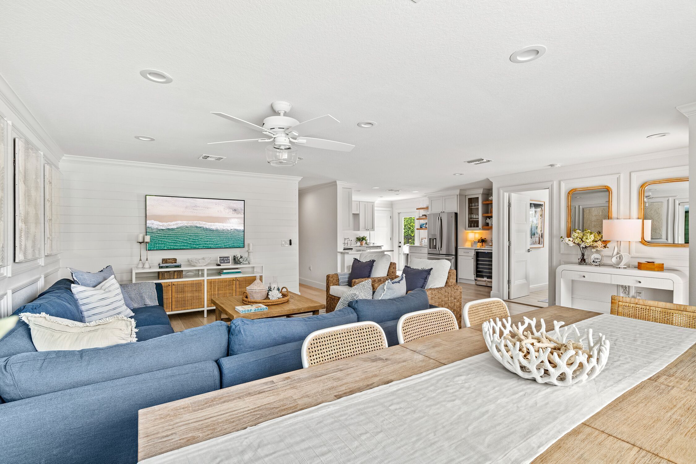 Smart TV, chimenea y libros 