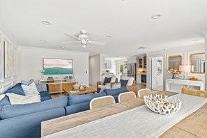 スマートテレビ、暖炉、書庫