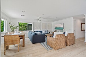 Smart-tv, eldstad och böcker