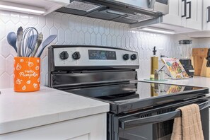 Fridge, microwave, oven, stovetop - Unwind in Style 4BR/2BA Quick Access to Downtown! (San Antonio)