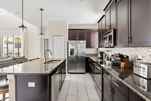 Kjøleskap, mikrobølgeovn, ovn og oppvaskmaskin