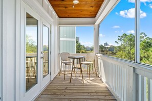 Maison, plusieurs lits (The Peach at the Beach at Summer Salt) | Restauration extérieure