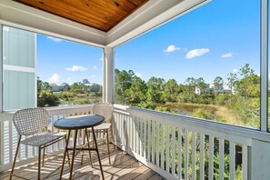 Talo, useita sänkyjä (The Peach at the Beach at Summer Salt) | Ulkoruokailutilat