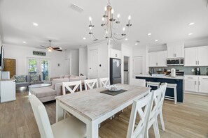 Talo, useita sänkyjä (The Peach at the Beach at Summer Salt) | Ruokailu