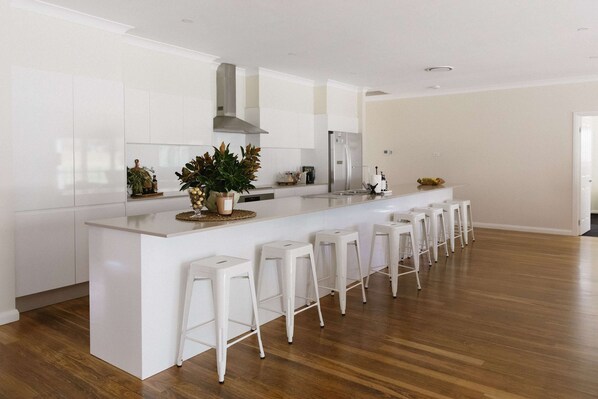 Fridge, microwave, oven, stovetop - Semillon Retreat Summ (Pokolbin)