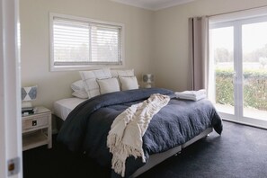5 bedrooms, iron/ironing board, WiFi, bed sheets