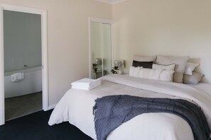 5 bedrooms, iron/ironing board, WiFi, bed sheets