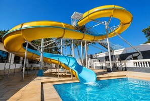 Un parc aquatique doté de plusieurs toboggans et d’une piscine.