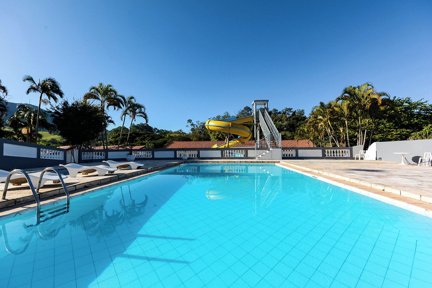 Innenpool, 2 Außenpools, Sonnenschirme, Liegestühle